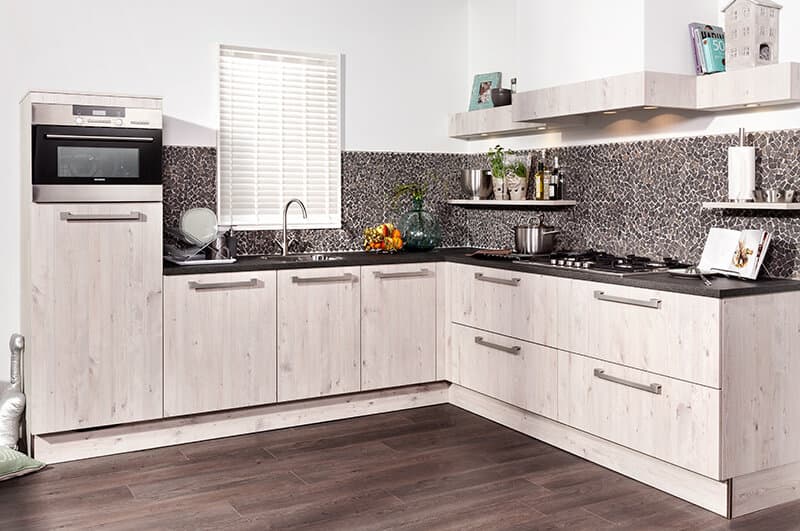 Landelijke keuken met licht hout in hoekopstelling